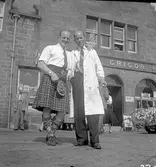 Englandsresa. Returresan från Wick. Busschauffören bjöd på lift till Glasgow. Han hade bussen full med English Ladies samt en man (ses bakom i bild) och ville ha någon att tala med. Pubägaren (i vit rock) bjöd på öl och var glad att få ha träffat en sådan exotisk person från Stockholm, Nordpolen. Liften avbröts i Inverness enär kläder var inlämnade för tvätt där.