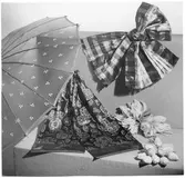 Paraply med prickigt och blommigt mönster, scarves och blommor.