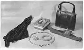 Kollage av accessoarer. Väska, skärp, smycken, ask och sjal.