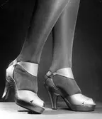 Aftonskor från André Perugia med öppen tå och mönster.