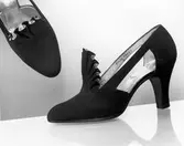 Sko av svart mocca med veckmontering infodrad med guldchevreau.