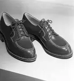 Promenad- och sportskor. Verkligt gedigna med impregnerade yttersulor, mellansulor av naturkork. Becksöm och skyddsrand, ovanlädret är av sportkalv. Ljusa stickningar.