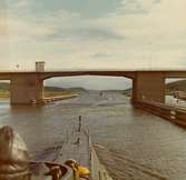 U-båten Hajen  3 på väg in under bron.