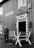 Posten i Sul, Norge, mars 1963. Framför huvudbyggnaden på gården Sul, står poståpnern Martin Suul, 77 år. Gården har varit skjutsstation och gästgiveri i många generationer.
