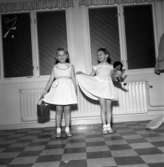 Den 21 mars 1956 arrangerade Huskvarna husmodersförening en modevisning i Idrottshuset. En rad företag deltog och behållningen gick till blinda barn.