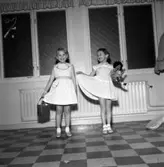 Den 21 mars 1956 arrangerade Huskvarna husmodersförening en modevisning i Idrottshuset. En rad företag deltog och behållningen gick till blinda barn.