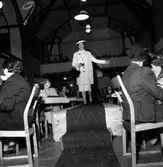 Den 21 mars 1956 arrangerade Huskvarna husmodersförening en modevisning i Idrottshuset. En rad företag deltog och behållningen gick till blinda barn.