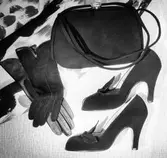 Skoutställning, Vår. Pumps, handväska, handskar mönstrad textil.