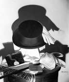 Herr-accessoarer. Hatt, handskar, klocka, käpp, halsduk och cigarettetui.