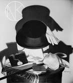 Herr-accessoarer. Hatt, handskar, cigarettetui, klocka och halsduk.