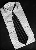 Herrskjorta med slips.