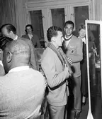 Det brasilianska fotbollslaget Flamengo på Nordiska Kompaniet. Män i kavaj och halsduk framför spegel.