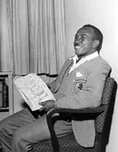 Det brasilianska fotbollslaget Flamengo på Nordiska Kompaniet. Man med NK-påse i famnen.