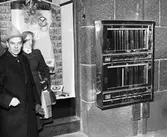 En man och en kvinna vid tobaksautomaten på Nordiska Kompaniet.