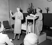 Visning av skönhetsprodukter från Dorothy Gray på Nordiska Kompaniet.