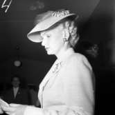 Den 21 mars 1956 arrangerade Huskvarna husmodersförening en modevisning i Idrottshuset. En rad företag deltog och behållningen gick till blinda barn.