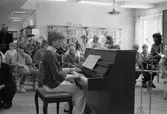 Musikframträdande på Kållereds bibliotek, år 1985. 