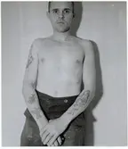Tatuerad sjöman.
Vpl. Johan Olof E. Alinder, f.15.1.1910, till sjöss under åren 1927 och 1936, tjänstgörande på sjöhistoriska museet hösten 1943.
Har arbetat på fartygen: S/S MERTAINEN, S/S ABISKO, S/S SIR ERNEST CASSEL, S/S ATLAND, S/S TRANSPORTATION (USA), S/S QUEENSE (USA).
