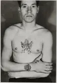 Tatueringsbilder.

Matros Folke Björklund.
bröstbilden utförd i Grimsby 1931.
Ankaret på höger hand av Carl Gustafsson (