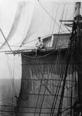 En Skeppsgosse sittande på masten på Skeppsgossefartyg Najaden.