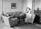 Vardagsrum med blommig soffa och fåtölj, Uppsala 1944