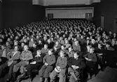 Skolelever och lärare fyller salongen i biografen Röda Kvarn, Trädgårdsgatan, Uppsala oktober 1944
