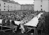 Taklagskaffe med byggmästaren Anders Diös, kvarteret Aslög, Kvarngärdet, Uppsala 1936