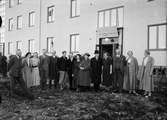 Anders Diös och Nils Ålenius med flera framför nybyggda flerbostadshuset på S:t Olofsgatan 58, Uppsala 1936