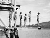 Ungdomar på trampolin, Fyrisbadet, Uppsala juni 1944