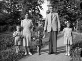 Hélène och Sven Kjersén med barnen, sannolikt Vik, Balingsta socken, Uppland, 1944