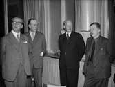 Drätselkammarens ordförande Tycho Hedén (nr två från vänster) med tre okända män, Uppsala 1945