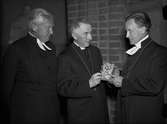 Ärkebiskop Erling Eidem och två andra män, Uppsala domkyrka, Uppsala 1945