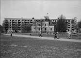 Skolelever från Katedralskolan framför Villa Isola. I bakgrunden Börjegårdarna under byggnation, Börjegatan, Uppsala 1936