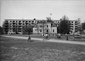 Skolelever från Katedralskolan framför Villa Isola. I bakgrunden Börjegårdarna under byggnation, Börjegatan, Uppsala 1936
