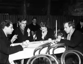 Unga män på kaffeservering, Uppsala 1938
