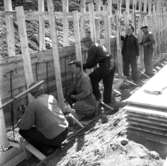 Vägbreddning och ny väg byggs till Bergsgatan och Norra Parkgatan i Huskvarna den 24 maj 1956.