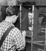 Postverkets verkstad,  Ranhammarsvägen 16, Ulvsunda. 1947.   
Stålmöbelverkstaden.  Postboxfack.  Johansson och Engström bygga upp
facket.