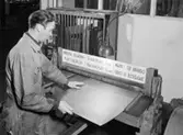 Postverkets verkstad,  Ranhammarsvägen 16, Ulvsunda. 1947.   
Bleckslageriverkstaden.  Brevlåda.  Sundqvist klipper till plåtarna.