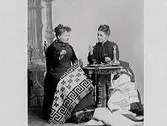 Symöte. Från vänster: Hedvig Zetterberg, Mathilda Ranch sitter och broderar och dricker sherry.