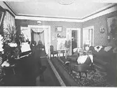Interiör. Mathilda Ranchs våning. På pianots notställ står en skylt med texten: Math.Ranch önskar Gott nytt år 1894. Varberg, kv Bagaren, Prästgatan