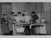 Julkorvstillverkning i Mathilda Ranchs kök med fem kvinnor och en flicka. Varberg, kv Bagaren, Prästgatan. Från höger: fru Hulda Lind, Anna-Stina(?) Alling gift med Sune Waldemer.