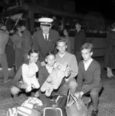 Skolmusikkåren med ledare Henning Pettersson i Huskvarna har återvänt från Tyskland på 1960-talet.