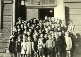 Söndagsskolan i Krokslätt, år 1943 ?
Prästens namn är Thobiasson. En av 