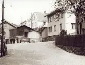 Roten M 18 (idag: Stockliden 1), okänt årtal. Huset var en f.d. polisstation i Karl Johans församling i Göteborg. Det revs, fraktades på pråmar till Mölndalsbro och återuppbyggdes igen år 1879 av Karl Magnus Andersson (1836 - 1892) i Mölndals Kvarnby. Relaterat motiv: 2007_0452.