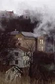 Exteriörfoto på Forsåkersgatan 19 (Kallkällan 1) år 1987. Moln alternativt ånga ligger i luften. Den 22 april 1997 döptes Forsåkersgatan om till Norra Forsåkersgatan.