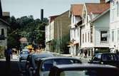 Vy västerut på Frölundagatan (idag: Brogatan) i Mölndal, 1970-tal. Längst till höger ses Baptistkyrkan Betania på Frölundagatan 4.