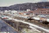 Vägbygge vid Lackarebäcks industriområde i Mölndal, 1970-tal. Byggnader tillhörande bl.a. L.M. Ericsson (röd tegelbyggnad). Rallareberget ses i bakgrunden.