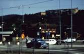 Järnvägsstationen Mölndals Nedre vid Järnvägsgatan i Mölndal, 1970-tal. I ovankant ses fastigheter vid Lövgatan och Delbancogatan.