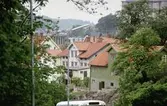 Bebyggelse sett från Rygatan i Mölndal, 1970-tal. Till höger ses det gröna huset Roten L11 