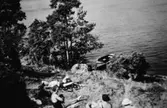 Några personer ligger och solar på en bergssluttning, troligtvis vid Tulebosjön cirka 1930. Mannen i mitten som ligger på en filt är 